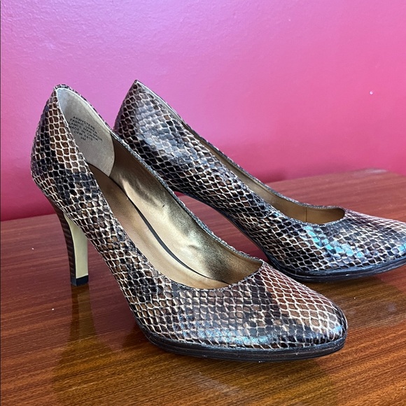 Anne Klein Shoes - Like new Anne Klein Brown Snake Pattern Heels